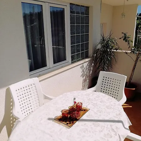 Apartman Tina * 트로기르