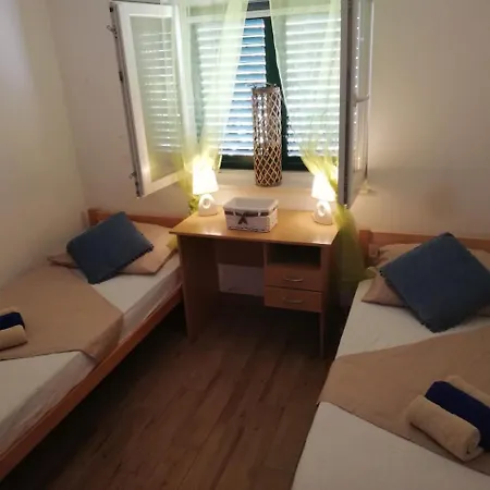 Apartman Tina * 트로기르