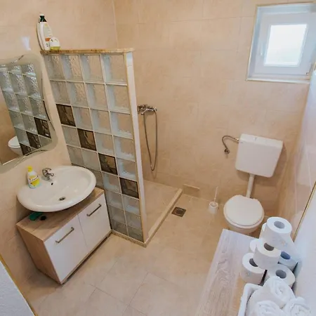 Apartman Tina * 트로기르