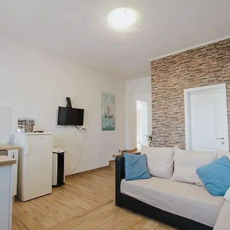 아파트 Apartman Tina *
