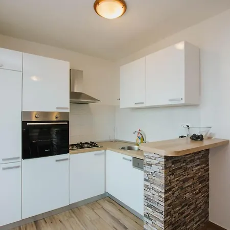 아파트 Apartman Tina *